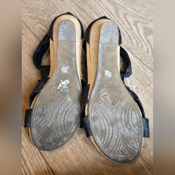 Via Pinky Collection | Elegant Black and Gold 'Emily' Sandals, Size 7.5 - Picture 5 of 6